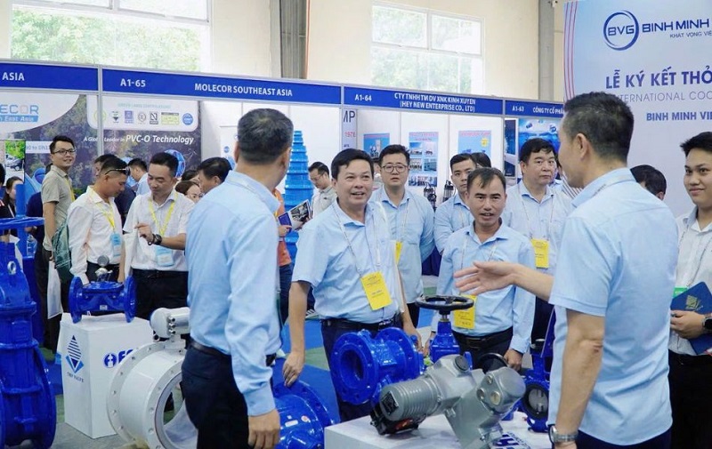 Các chuyên gia, đối tác dành nhiều sự quan tâm tới các sản phẩm được trưng bày
