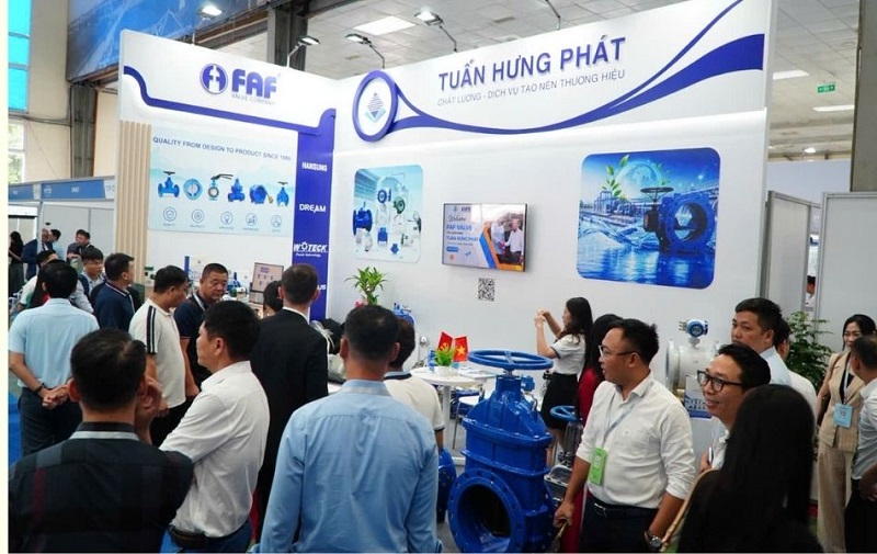 Ngay từ những giờ đầu của buổi sáng khai mạc, gian hàng đã thu hút đông đảo khách tham quan